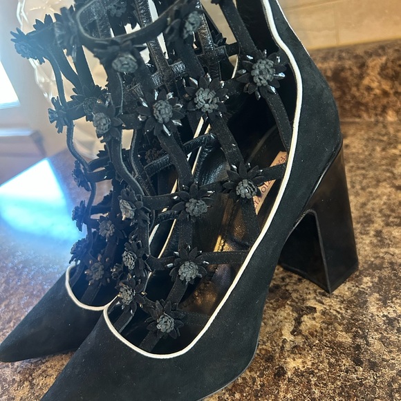 Chic Black Floral Women's Heels - Picture 1 of 5